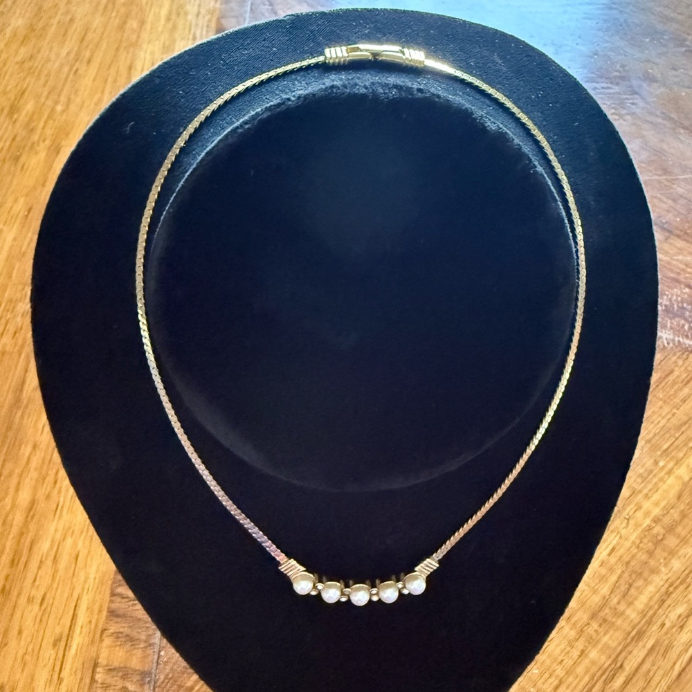 Elegant Gold and Pearl Necklace